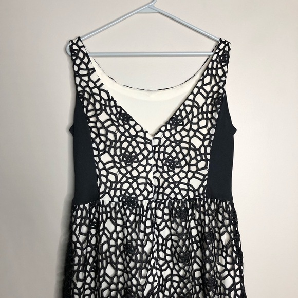 Issac Mizrahi Black Crocheted Dress with Off White Underlay SZ 14 - Picture 11 of 13